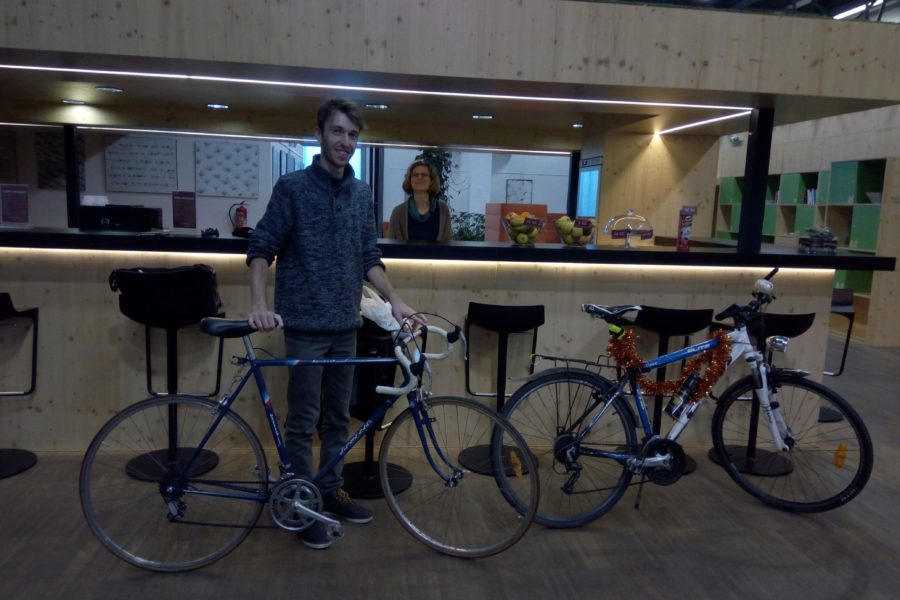 Dan s dvoma bicyklami.