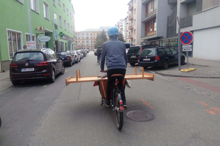 Stahovanie postele na bicykli