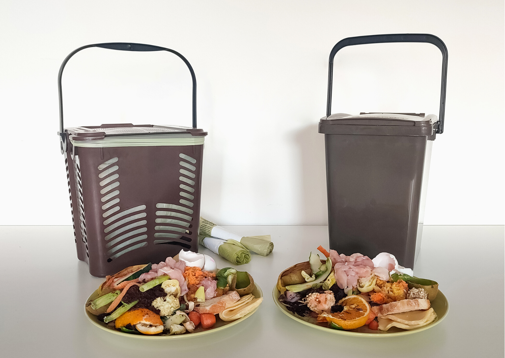 Porovnanie košíka a vedierka na triedenie kuchynského odpadu
